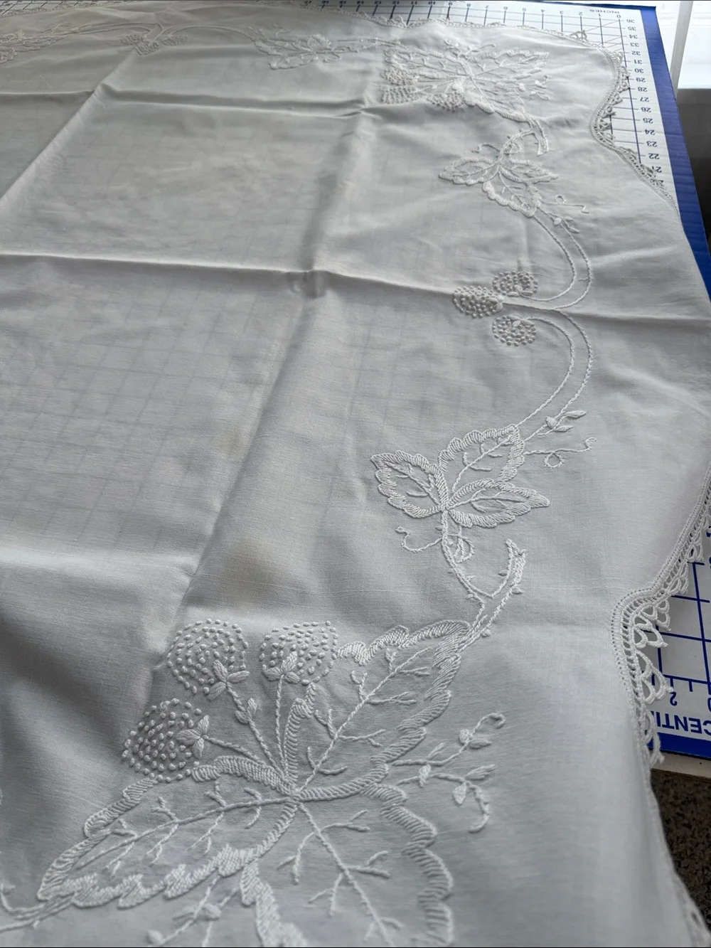 Vintage Madeira Hand Embroidered Linen Tablecloth White Berry Vine Crochet Lace